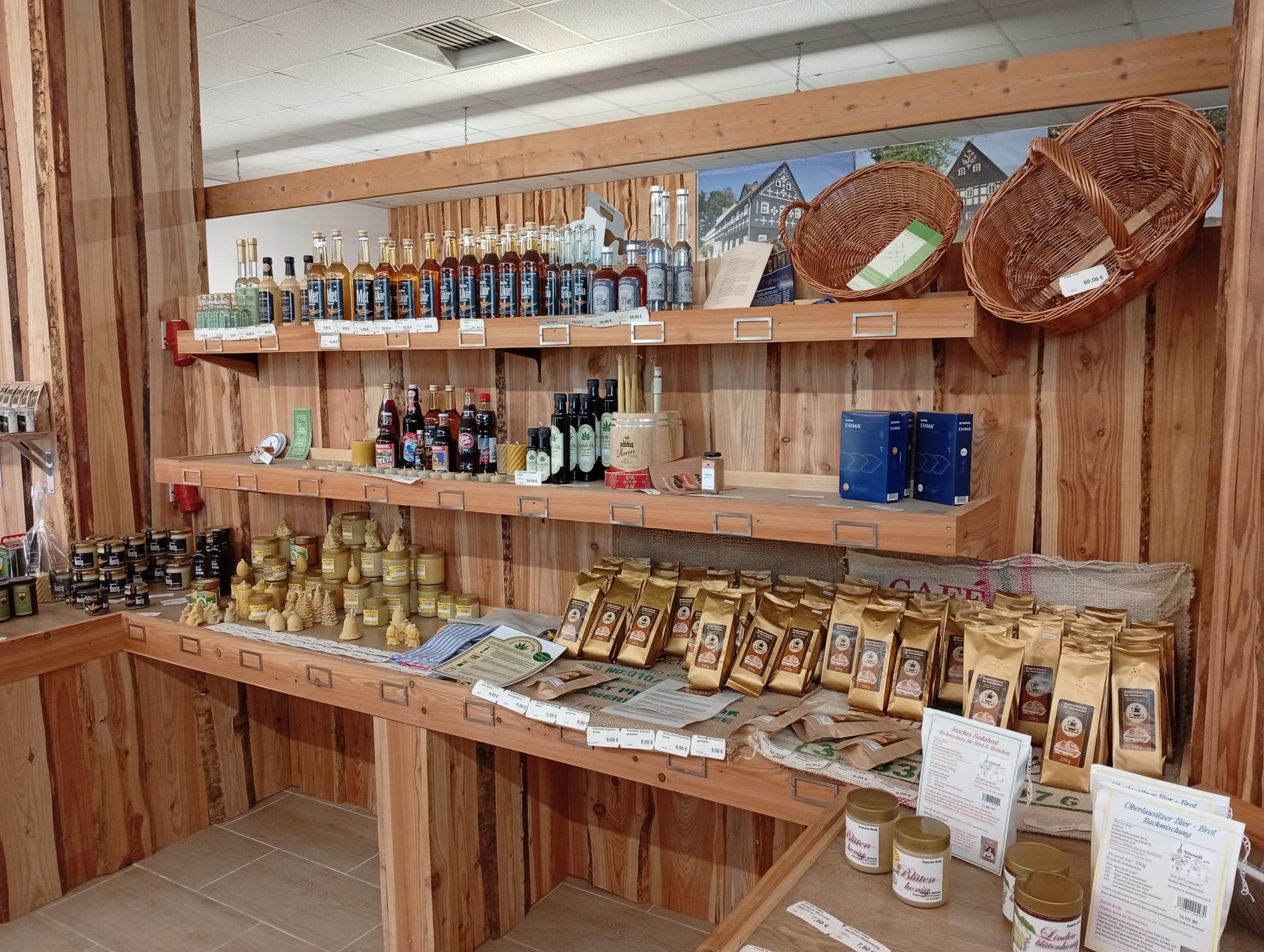 Holzregale mit regionalen Produkten im Ur-Markt